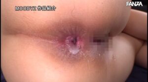 秘書の無自覚な透け尻挑発に爆走ピストンから勢いあまって爆走アナルFUCKで何度も中出し！ 新村あかり